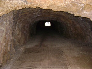 túnel con 2 vías para pasar 2 carros